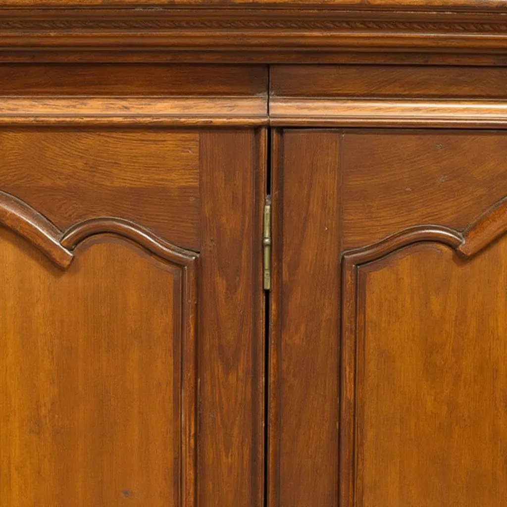 Restauriertes Holzmöbelstück mit feinen Details